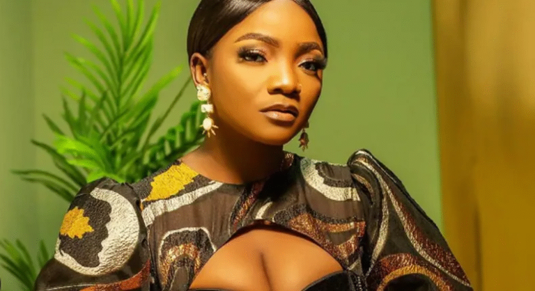 Simi recounts bad experience at passport office due to indecent dressing