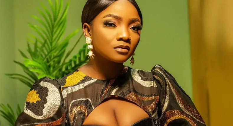 Simi recounts bad experience at passport office due to indecent dressing