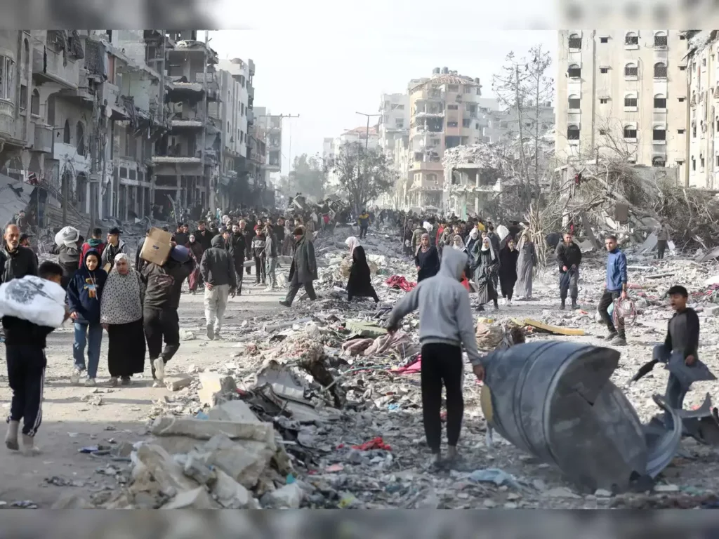 displaced-gazans-head-home-through-rubbles