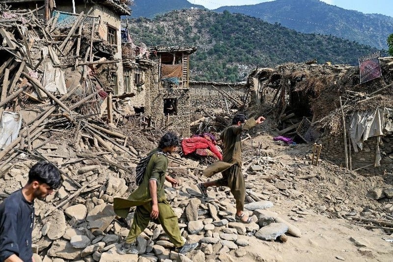 Fresh-quake-hits-Afghanistan-as-toll-passes-1400