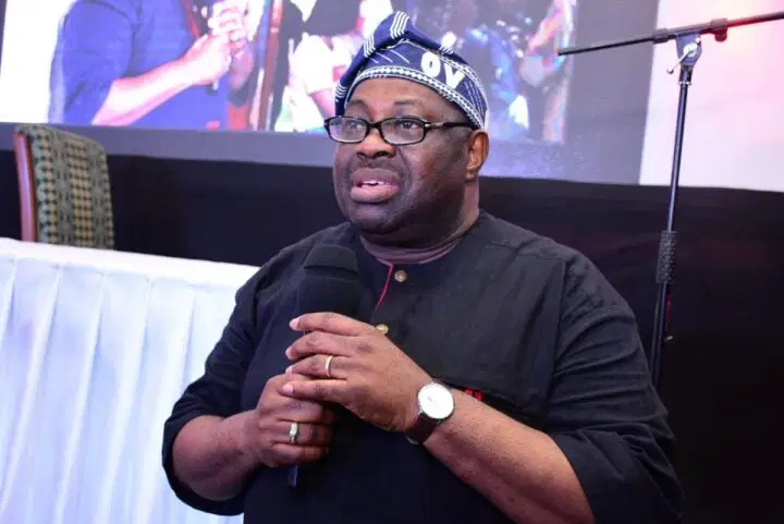 DeleMomodu_Ovation-Book-Launch55-e1642181506761
